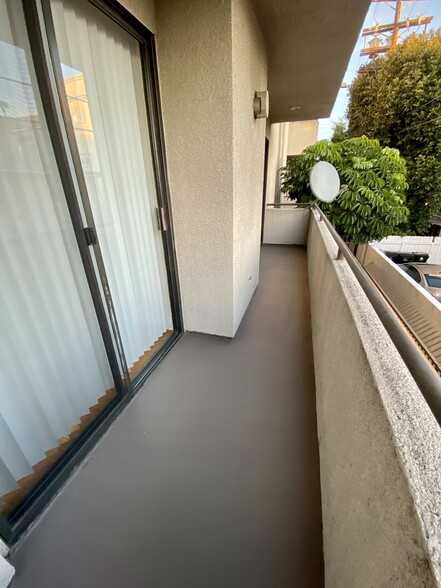 balcony - 910 S Bedford St