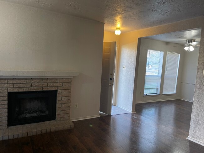 Building Photo - 1007 Spring Loop