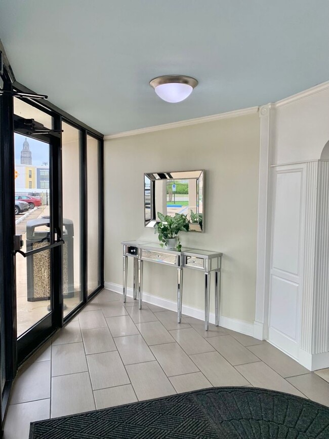 Building Photo - Downtown living... easy access to LSU & SU