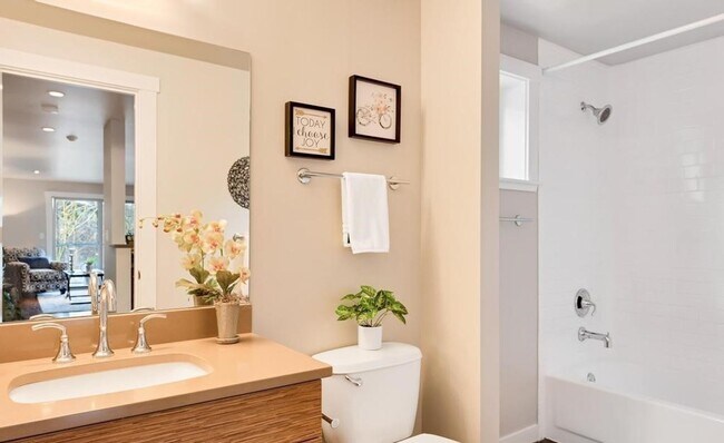 Building Photo - Luxurious, Bright and Meticulously Maintained 2 Bed and 2 Bath Condo