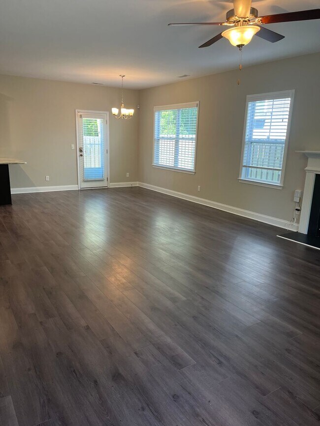 Building Photo - Large home, Pet friendly