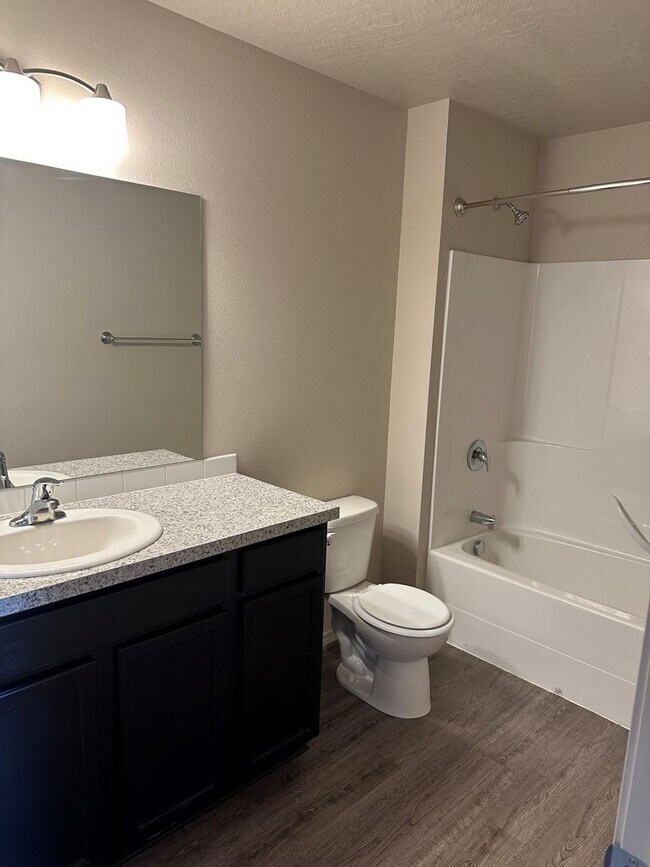 Building Photo - Stunning 4 Bedroom 2.5 Bath Duplex town ho...
