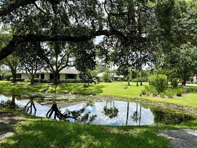 Building Photo - 216 Club Dr