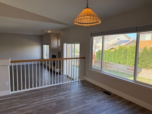 Building Photo - Spacious and Bright 3BD Home in Denver - Available Now