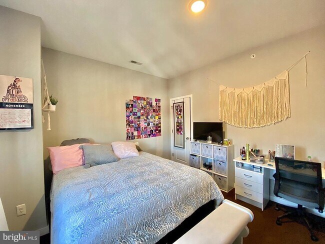 Building Photo - 2020 N Carlisle St