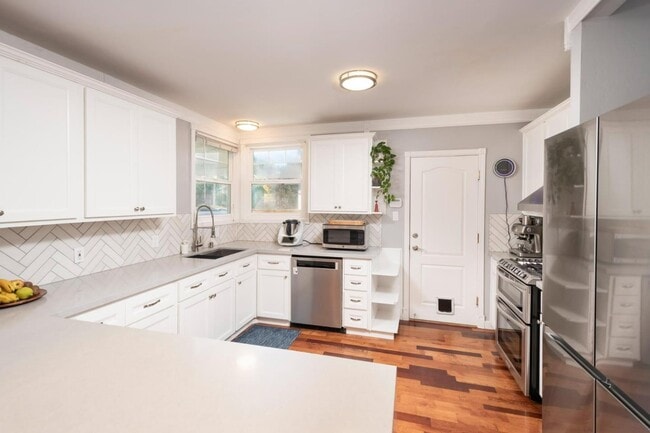 Building Photo - 2667 San Carlos Ave
