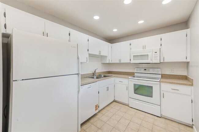 Building Photo - 10280 Imperial Point Dr W