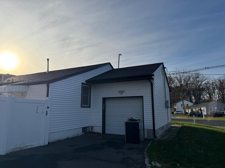 Building Photo - 264 Middlesex Ave