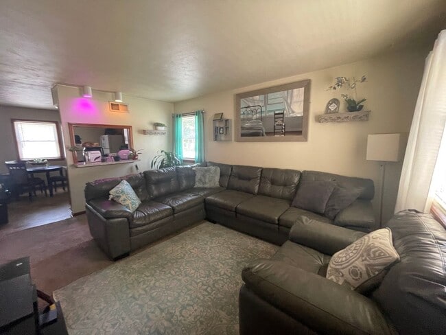 Building Photo - 2 BED / 1 BATH DUPLEX