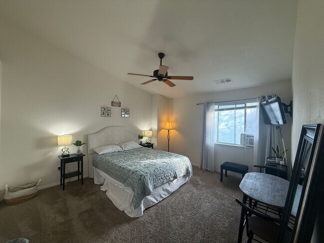 Building Photo - 3 bedrooms, 2 full bathrooms single-story home located in the heart of Visalia, CA.