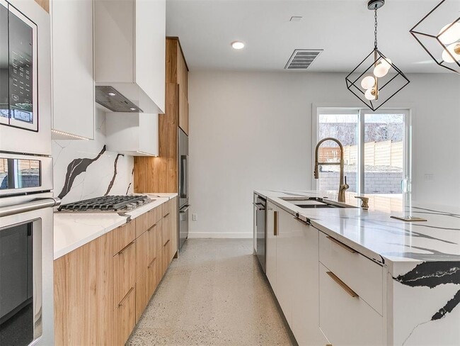 Building Photo - 605 N Idaho Ave