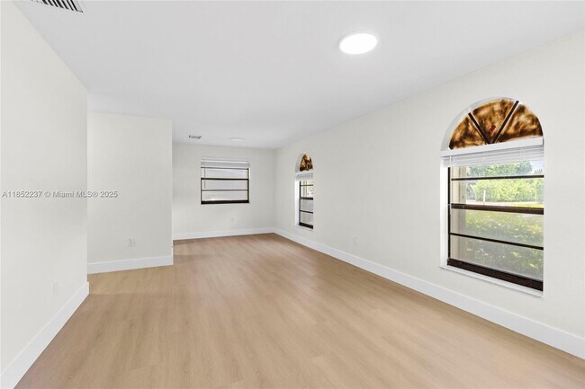 Building Photo - 5629 Taft St