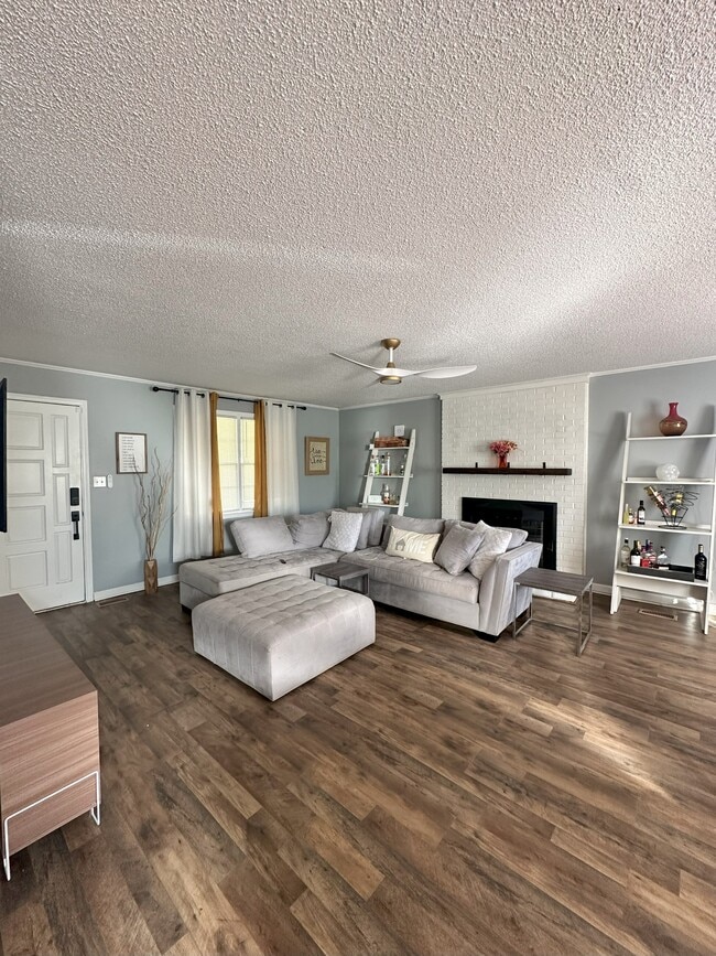 Building Photo - 400 Wesley Dr