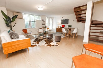 Building Photo - Castle Square