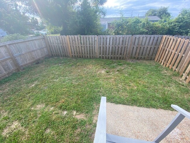 Building Photo - Centrally Located Duplex Unit w/Easy Acces...