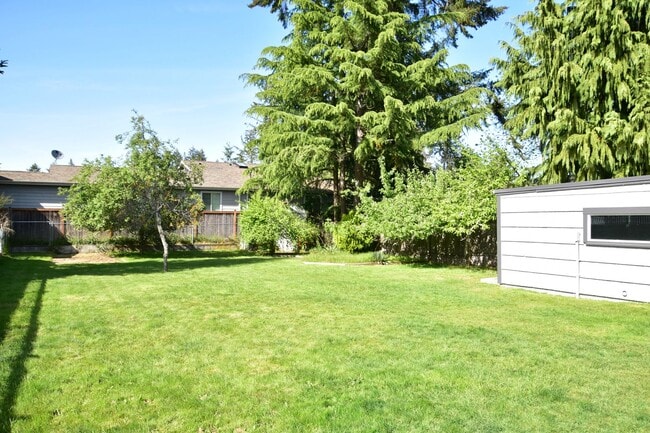 Building Photo - Updated 2 Bed 1 Bath on Large lot with Fenced Backyard and detached Garage!