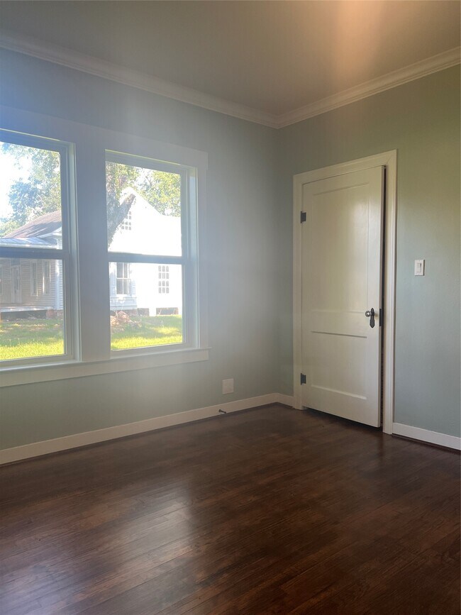 Building Photo - 803 Austin St