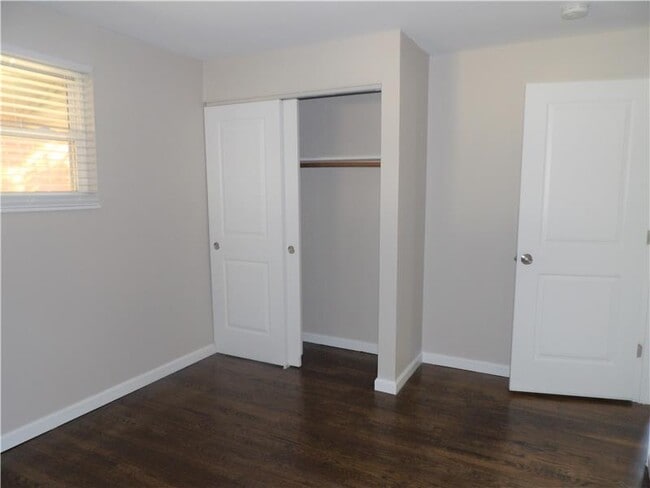 Building Photo - 122 Tracy Ln