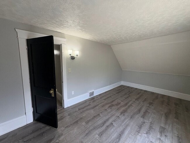 Building Photo - Three bedroom two bathroom home for rent