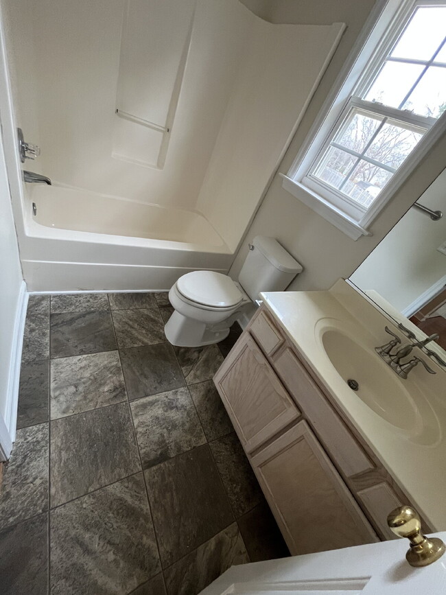 Building Photo - 145 Fiddlers Run Ct