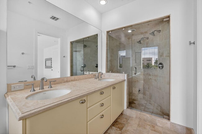 Building Photo - 508 N Birch Rd