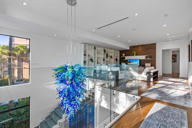 Building Photo - 310 SE 11th Ave