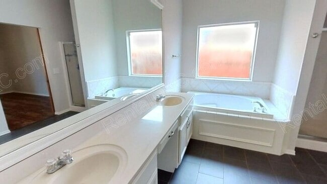 Building Photo - 4 Bed 2 Bath near Buck Thomas Park.