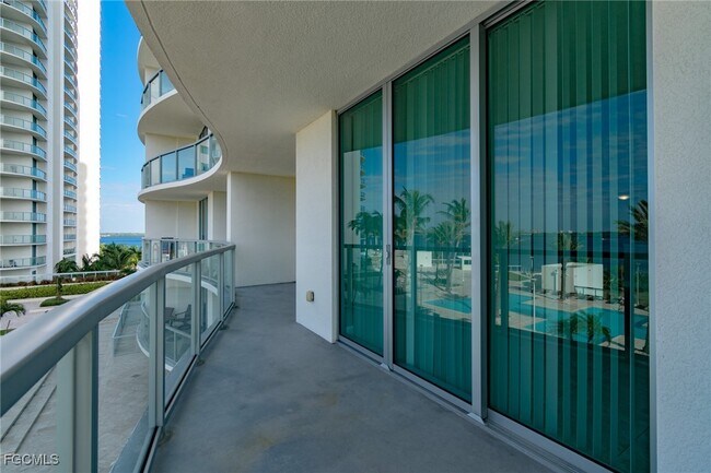 Building Photo - 3000 Oasis Grand Blvd