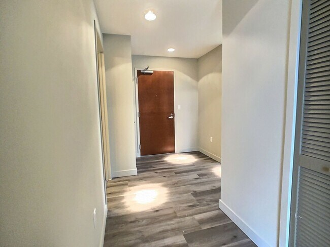 Building Photo - Fantastic 2 Bed/2Bath Penthouse with Panor...