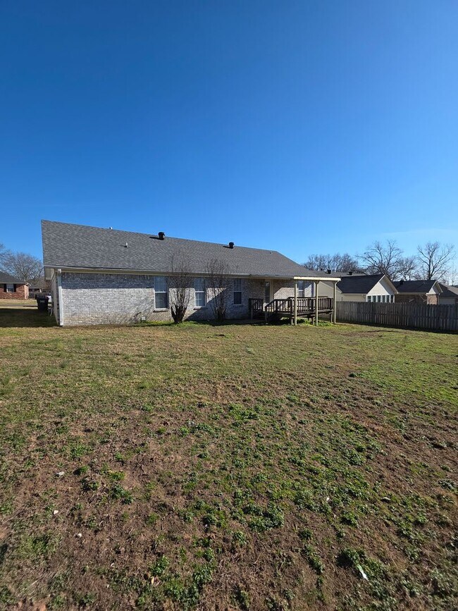 Building Photo - 2102 S Greenwich Ave