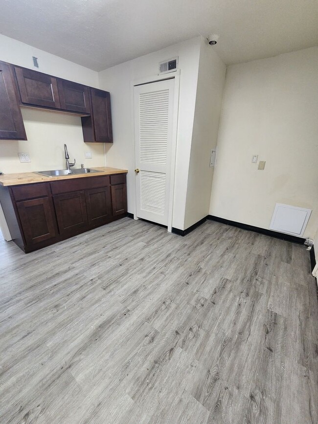 Building Photo - 4 Bedroom Clean House For Rent