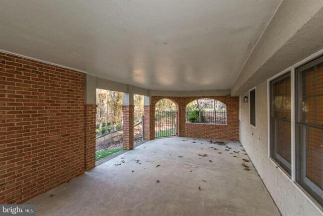 Building Photo - 2082 Hunters Crest Way