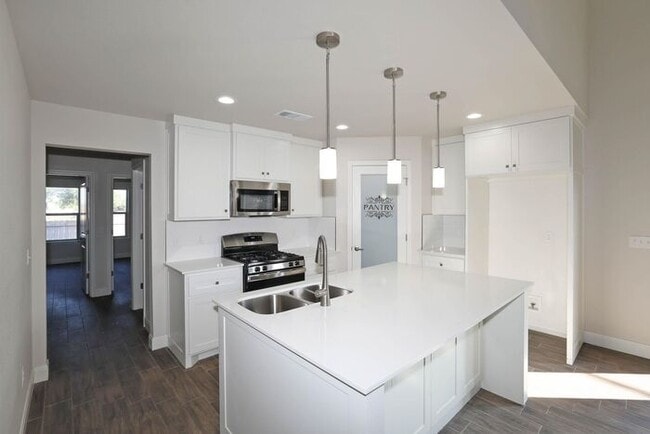 Building Photo - 7628 Woodford Ave