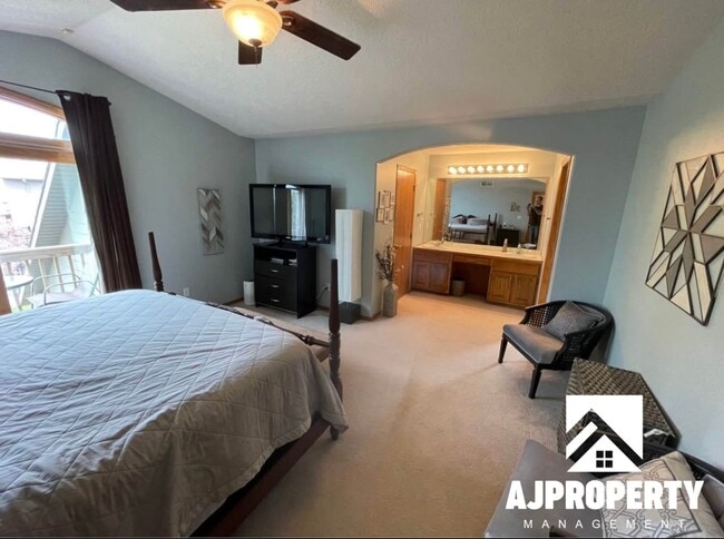 Building Photo - 3105 S Dawley Cir