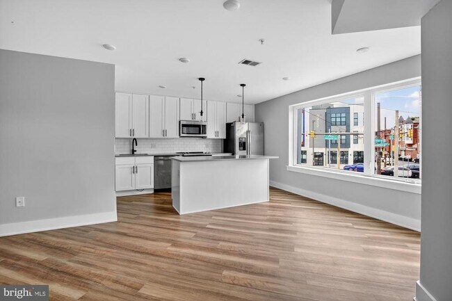 Building Photo - 3965 Lancaster Ave