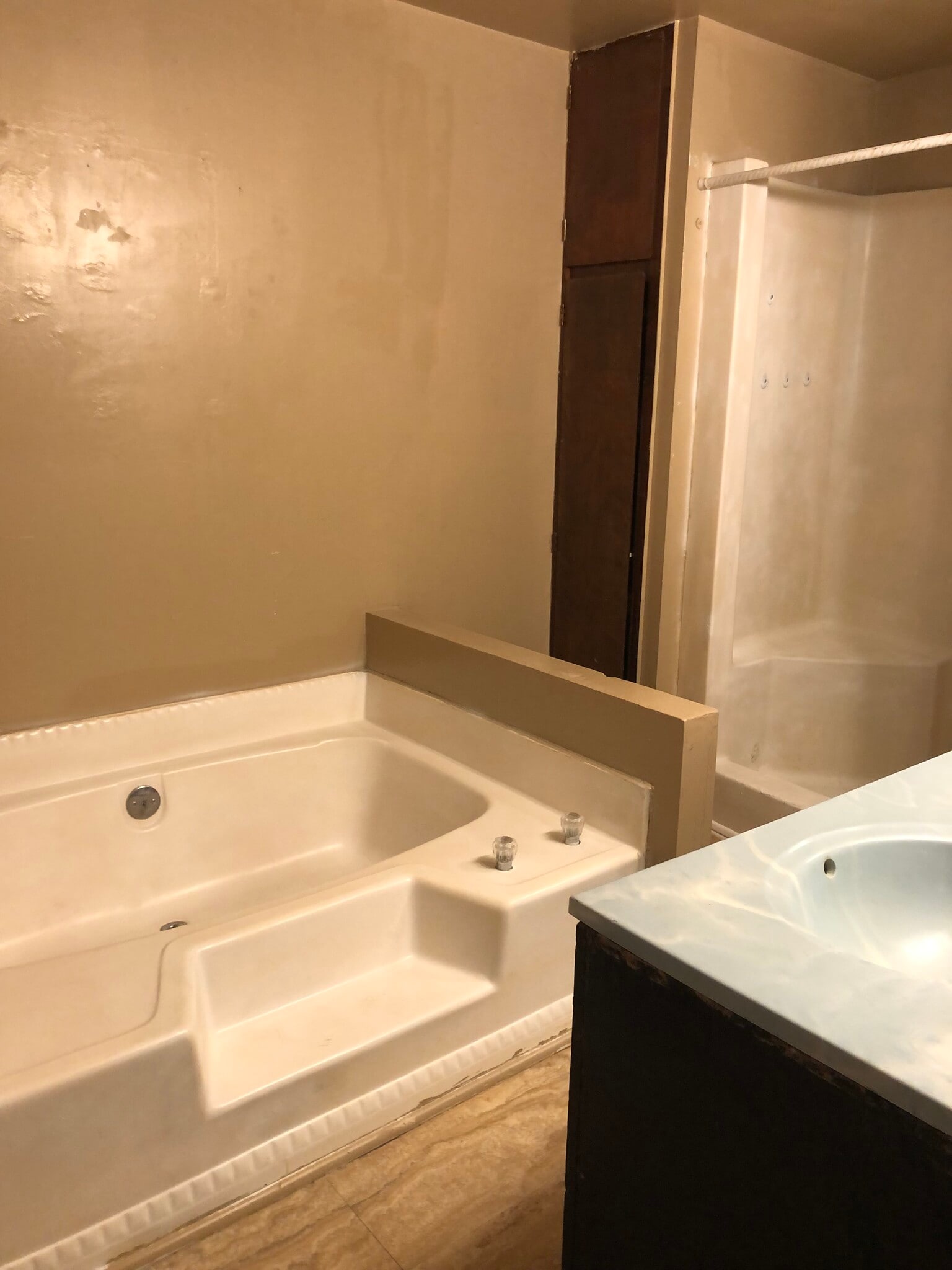 Large garden tub and shower in the background - 552 5th Ave W