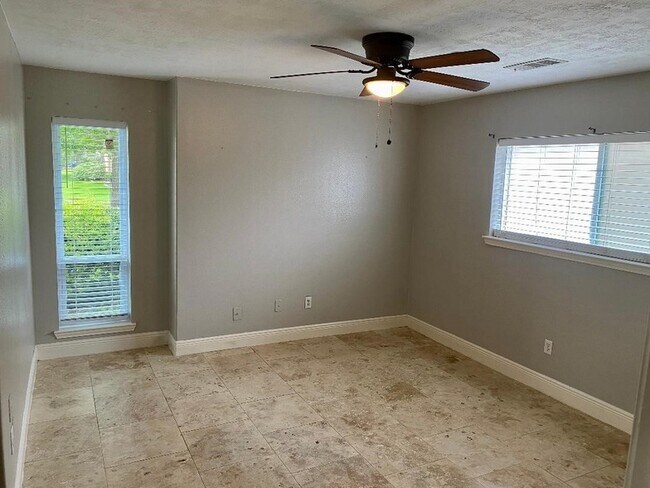 Building Photo - 2419 Briarlee Dr