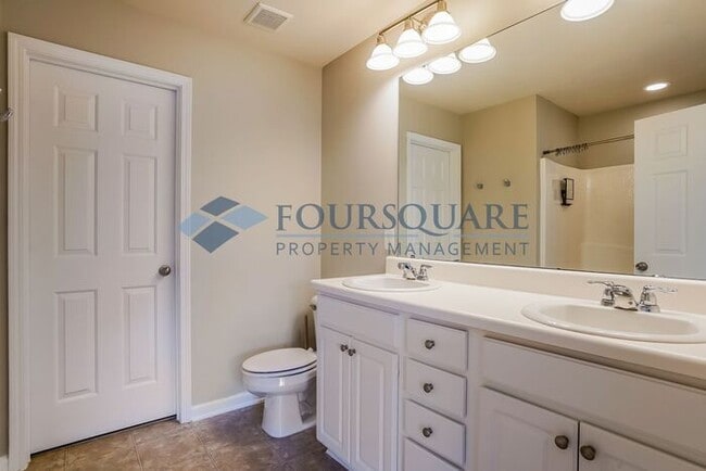 Building Photo - Townhome |Fenced Back Patio with Privacy F...