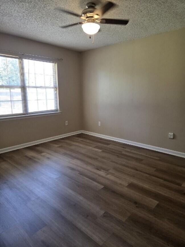 Building Photo - Beautiful home in a very quiet neighborhood