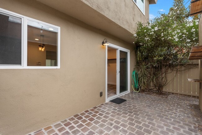 Building Photo - updated and unique 3 bedroom