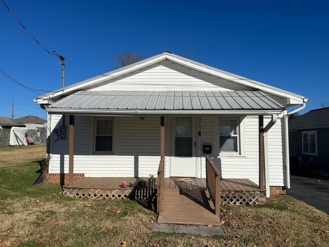 Primary Photo - 717 Plantation Rd