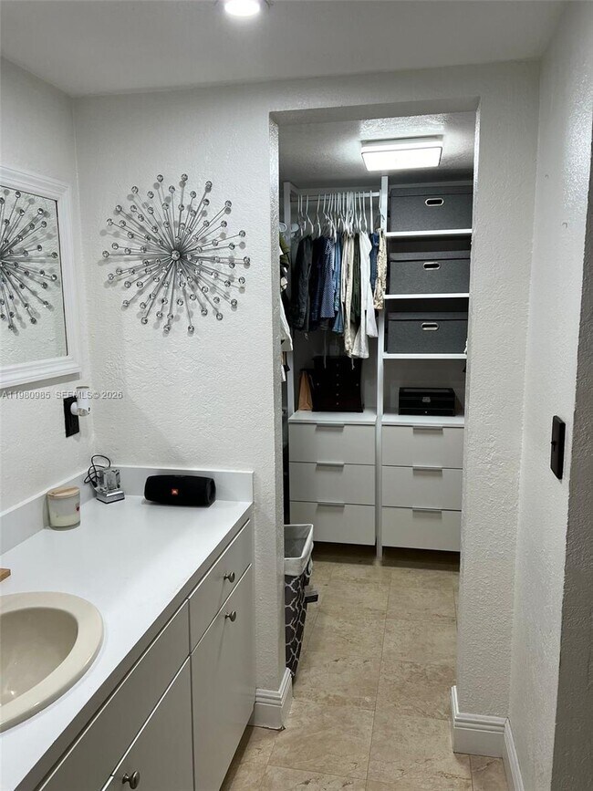 Building Photo - 13715 Kendale Lakes Cir