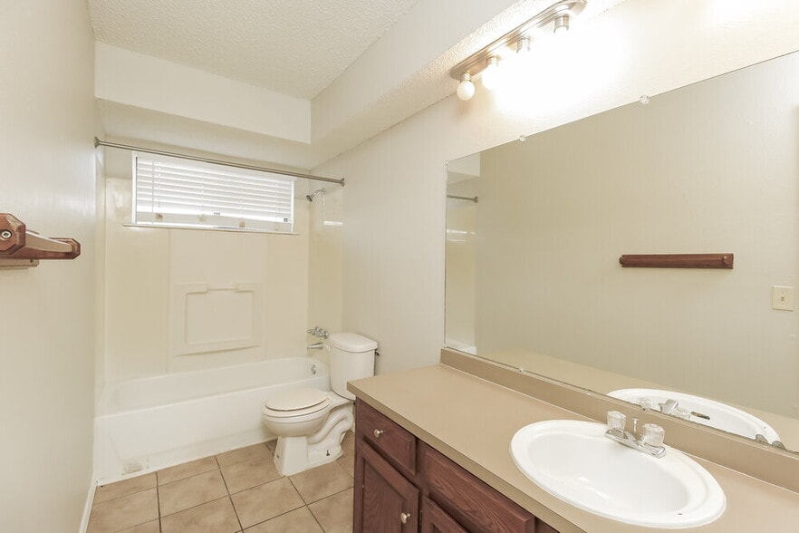 Building Photo - 1808 SE 13th St