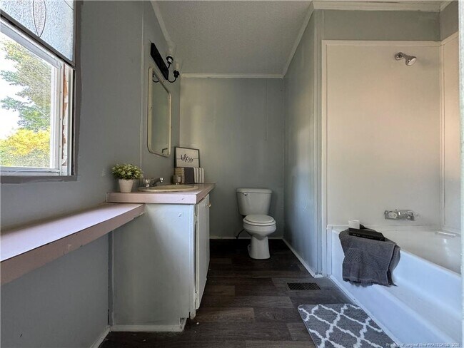 Building Photo - 511 Inverary Dr