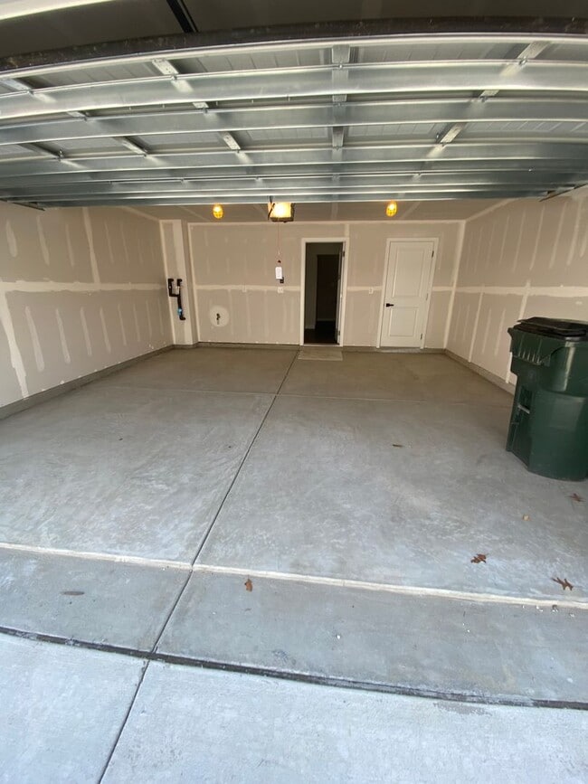 Building Photo - Edge at Azalea