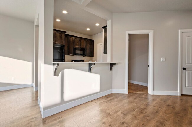 Building Photo - ** Move-In Bonus!** 3 Bed 2.5 Bath Townhome off Main Street