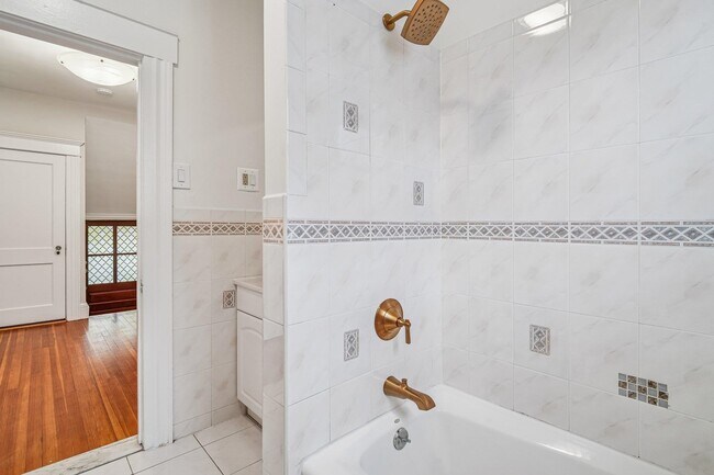 Building Photo - 1154 Anderson Ave