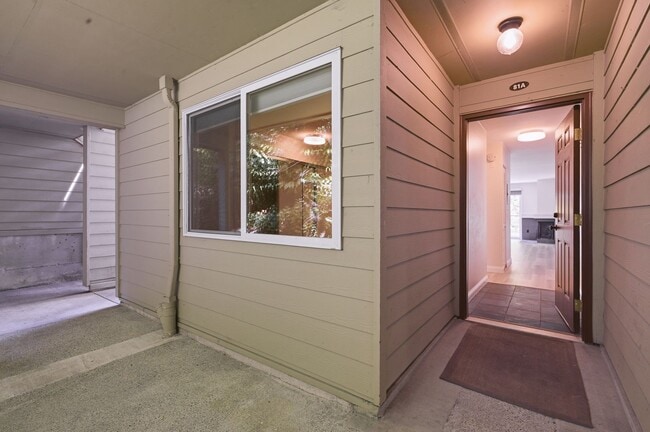 Building Photo - Mercer Island Condo with Reserved Parking & In-Unit Laundry!