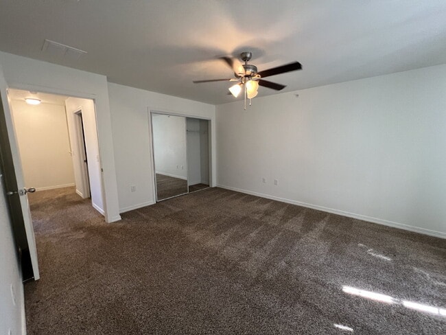 Building Photo - 3BR/2.5BA Townhouse Move-in Special**