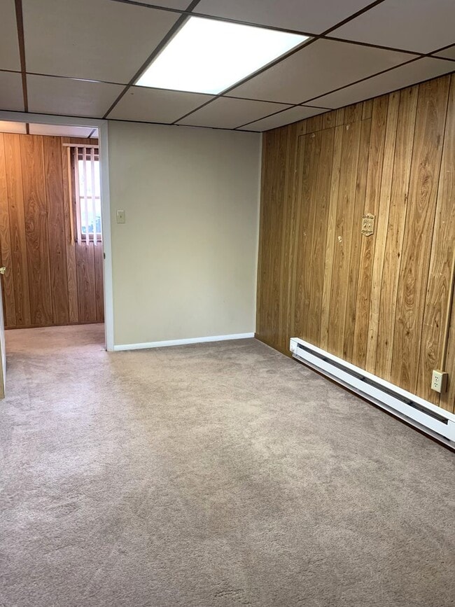 Building Photo - Charming single-family home just a short w...